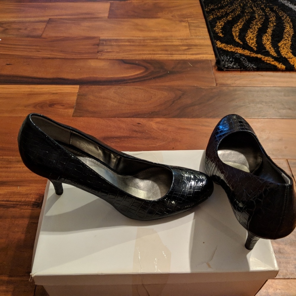 Pumps - Picture 2 of 7